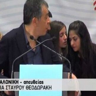 Χαμός στην ομιλία του Σταύρου Θεοδωράκη – Κοπέλα λιποθύμησε πάνω στην σκηνή (Βίντεο)