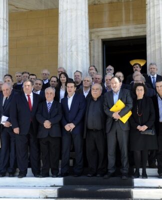 Χαμόγελα και αμηχανία στην πρώτη φωτογραφία της κυβέρνησης! (φωτο)