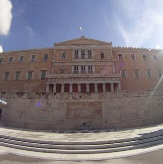 Έβγαλαν τα κάγκελα από τη Βουλή (φωτο)