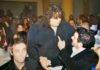 Αναγνωρίζετε το τραγουδιστή που χαιρετά τον Αρναούτογλου; (ΦΩΤΟ)