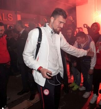 Θερμή υποδοχή από τους οπαδούς του Ολυμπιακού στο Ηράκλειο! (φωτο)