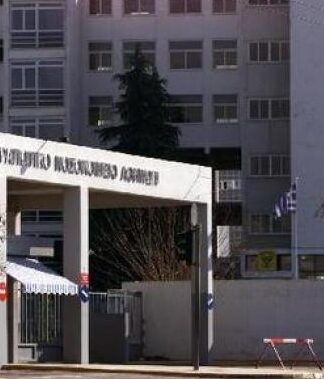Βουτιά θανάτου από αστυνομικό μπροστά στη μητέρα του