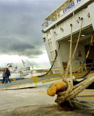 ΛΙΜΑΝΙ ΠΕΙΡΑΙΑ: Δεμένα τα πλοία λόγω κακοκαιρίας
