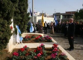 Ο Δήμος Πειραιά τέλεσε μνημόσυνο για τα θύματα του c-130 στο μνημείο Πεσόντων (φωτο)