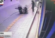 ΑΠΙΣΤΕΥΤΟ! Άνοιξε η γη και τους κατάπιε ενώ περπατούσαν στο δρόμο – Δείτε το βίντεο