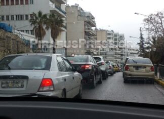Χαμός στην Πειραϊκή από κόσμο και…παράνομα παρκαρισμένα! (φωτο)