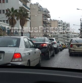 Χαμός στην Πειραϊκή από κόσμο και…παράνομα παρκαρισμένα! (φωτο)
