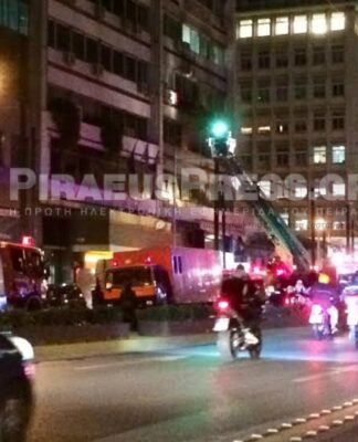 ΤΩΡΑ: Φωτιά με εγκλωβισμένο σε κτίριο στο Λιμάνι του Πειραιά