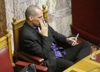 Με ποιον έκανε chat με το κινητό ο Βαρουφάκης μέσα στη Βουλή!
