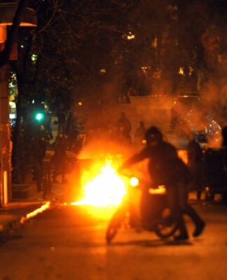 Χαμός στα Εξάρχεια – Παραλίγο να κάψουν ζωντανούς αστυνομικούς