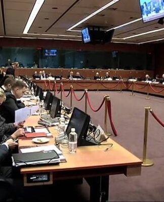 Eurogroup: Δύσκολες ώρες για τον Βαρουφάκη – Σκληρή κόντρα από τους Γερμανούς