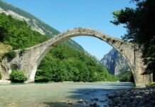 Κατέρρευσε το ιστορικό γεφύρι της Πλάκας στην Άρτα