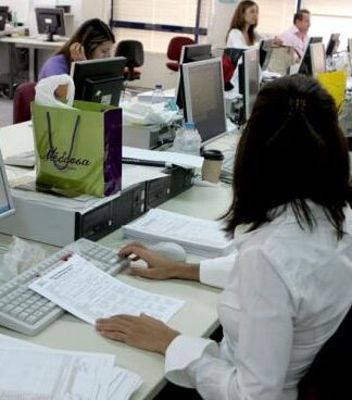 Επιστρέφουν 3.900 δημόσιοι υπάλληλοι