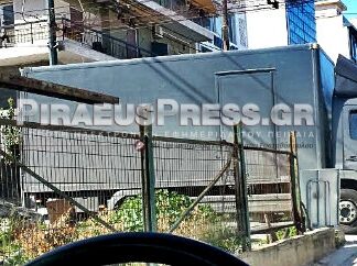 “Παγίδα θανάτου” η παράνομη στάθμευση στον Πειραιά (φωτορεπορτάζ)