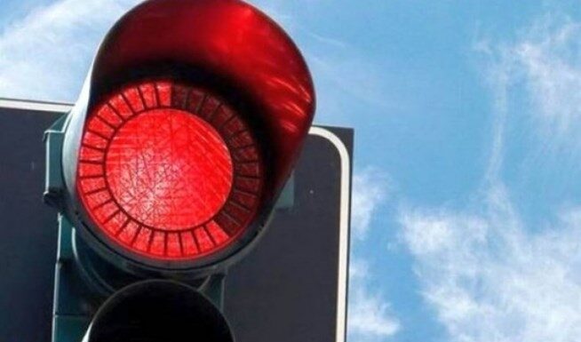 Δείτε τι παθαίνουμε όταν σταματάμε στα φανάρια