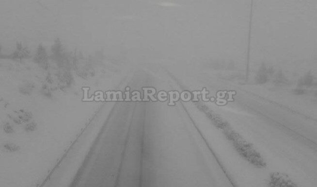 Δίπλωσε νταλίκα στην Eθνική οδό Αθηνών – Λαμίας