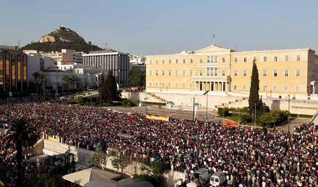 LIVE: Ξεπέρασαν τους 20.000 οι Έλληνες στο Σύνταγμα για μία “ανάσα αξιοπρέπειας”!