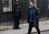 Με δανεικό… μπουφάν ο Βαρουφάκης – Δείτε τι του συνέβη