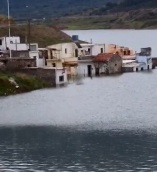 Κρήτη: Το πριν και το μετά ενός χωριού που βυθίζεται (Bίντεο)