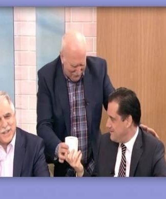 Ο Γιώργος Παπαδάκης έκανε δώρο στον Γεωργιάδη… ένα χαρτί υγείας!