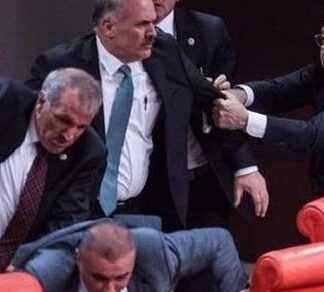 Ξύλο στο Τουρκικό κοινοβούλιο – 4 βουλευτές στο νοσοκομείο!