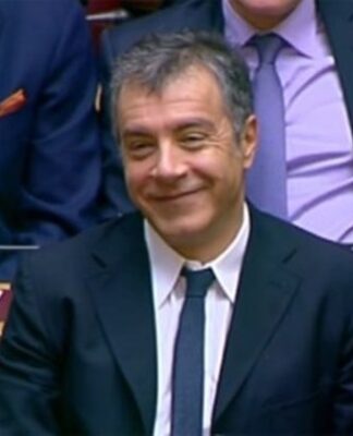 Έβαλε γραβάτα ο Σταύρος Θεοδωράκης