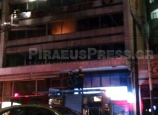 ΦΩΤΙΑ ΣΤΟΝ ΠΕΙΡΑΙΑ: Οι πρώτες φωτογραφίες από την επιχείρηση απεγκλωβισμού και κατάσβεσης
