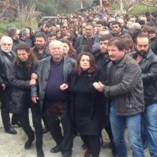 Η κραυγή απόγνωσης της μάνας του Βαγγέλη Γιακουμάκη πάνω από το φέρετρο!