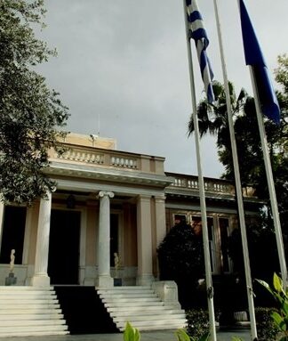 Έτσι θα κόψει 50 εκατ. ευρώ από συμβούλους η κυβέρνηση
