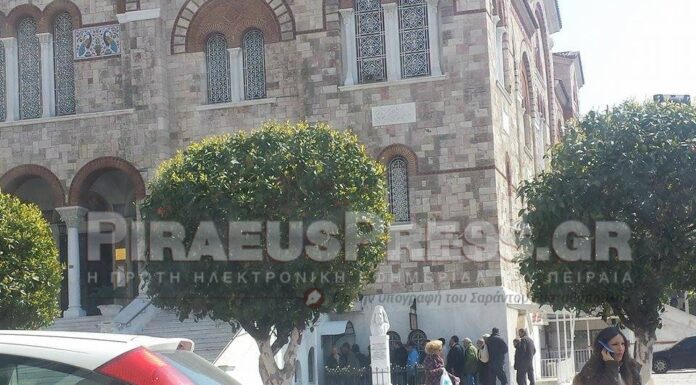 ΠΕΙΡΑΙΑΣ: Πλήθος κόσμου καθημερινά στα συσσίτια της Αγίας Τριάδας(Φωτο)