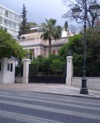 Προσαγωγές οκτώ ατόμων έξω από το Μαξίμου