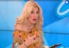 Ελένη Μενεγάκη: Έδειξε on air το σύμφωνο… συμβίωσης (Βίντεο)