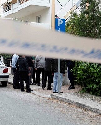 Συγκλονιστική μαρτυρία στον Βύρωνα: Πέταξε το παιδί κι έπεσε στο κενό (Βίντεο)