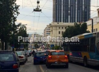 ΤΩΡΑ: Ασφυξία στο κέντρο του Πειραιά