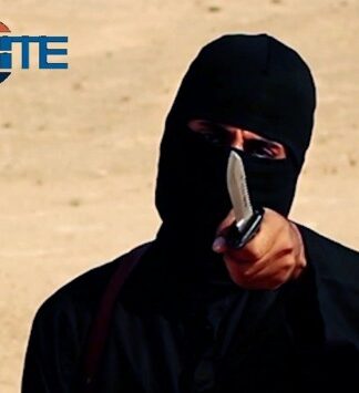 “Συγγνώμη μαμά” – Μετανιωμένος ο Τζιχάντι Τζον αλλά όχι για τους αποκεφαλισμούς