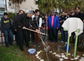 Ο Γιάννης Μώραλης και τα παιδιά του 9ου Γυμνασίου Πειραιά έκαναν δενδροφύτευση (φωτο)