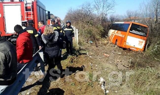 ΕΚΤΑΚΤΟ: Εκτροπή λεωφορείου με 20 επιβάτες έξω από τη Λαμία