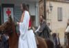Παρέλασαν με άλογα μπροστά στον Απόστολο Γκλέτσο (Βίντεο)