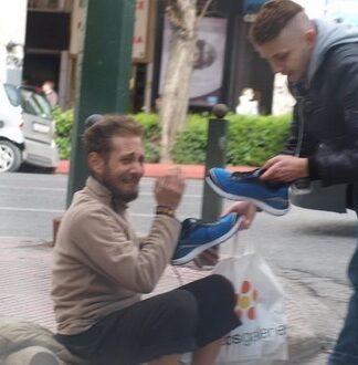 Η συγκλονιστική φωτογραφία ανθρωπιάς από την Πανεπιστημίου που έχει γίνει…viral!
