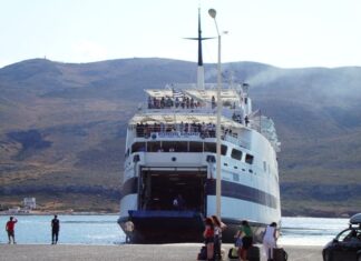 Τρόφιμα και ρούχα στους επιβάτες του “Βιτσέντζος Κορνάρος”