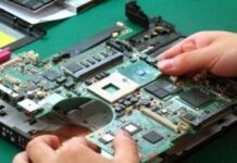 ΑΗΔΙΑ: Άνοιξε το laptop για επισκευή και “πάγωσε” – Δείτε τι βρήκε μέσα! (βίντεο)