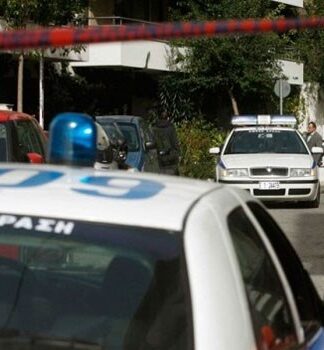 Άγριο έγκλημα στη Βούλα: 24χρονος έσφαξε τη μητέρα του!