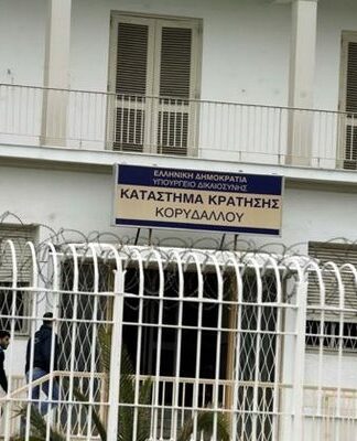 ΔΙΚΗ ΧΡΥΣΗΣ ΑΥΓΗΣ: Στάση εργασίας κάνουν οι εργαζόμενοι της Περιφέρειας Αττικής