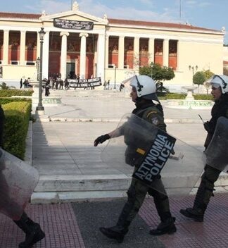 ΤΩΡΑ: Αστυνομικοί περικυκλώνουν την Πρυτανεία