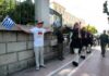Γερμανός τουρίστας έξω από την Βουλή με μπλουζάκι “Μην με σκοτώσετε”