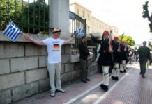 Γερμανός τουρίστας έξω από την Βουλή με μπλουζάκι “Μην με σκοτώσετε”