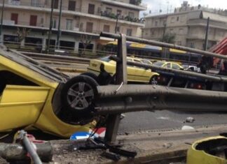 ΠΡΙΝ ΛΙΓΟ: Ανετράπη ταξί στην Λεωφόρο Κηφισίας