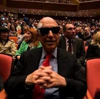 Ο Σημίτης με μαύρο γυαλί και το σημάδι από το τραύμα! (φωτο)