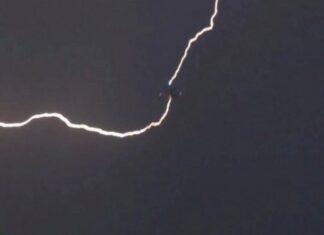 Εντυπωσιακή εικόνα: Κεραυνοί “χτυπούν” 2 αεροσκάφη