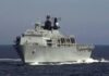 Το HMS Bulwark L15 του βρετανικού Πολεμικού Ναυτικού στο λιμάνι του Πειραιά